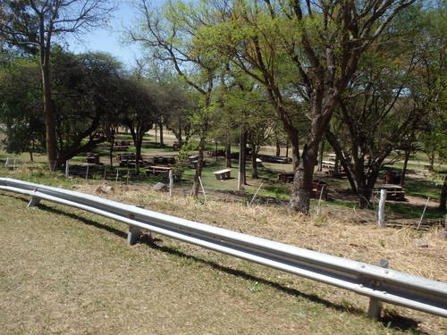 A roadside picnic area near Dique la Ci&eacute;nga.